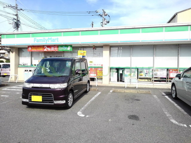 コンビニ　ファミリーマート（コンビニ）まで400m
