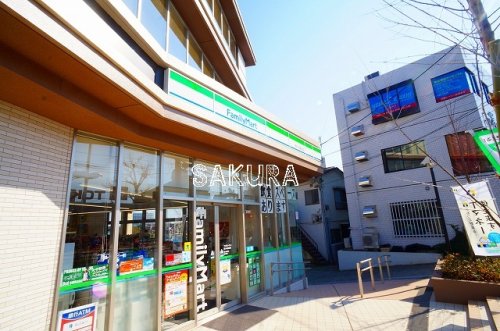 コンビニ　ファミリーマート 梶が谷駅南店（コンビニ）まで107m