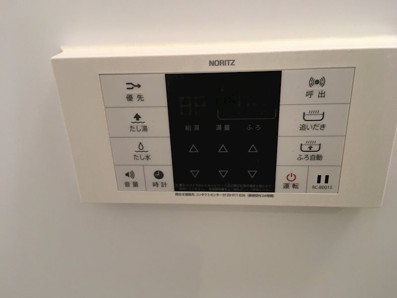 エントランス　お風呂は追炊き機能の他に、自動湯張り、たし湯などもあります♪