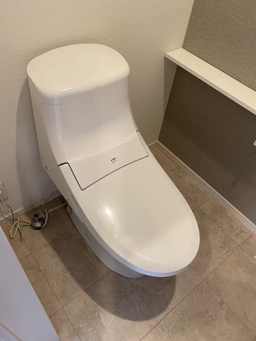 トイレ　温水洗浄便座付きのトイレです。棚付きです♪