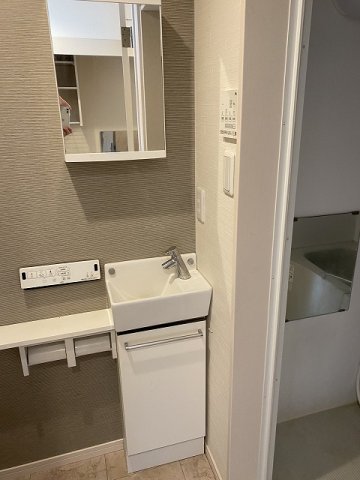 洗面設備　独立洗面台には鏡付きの収納がございます♪