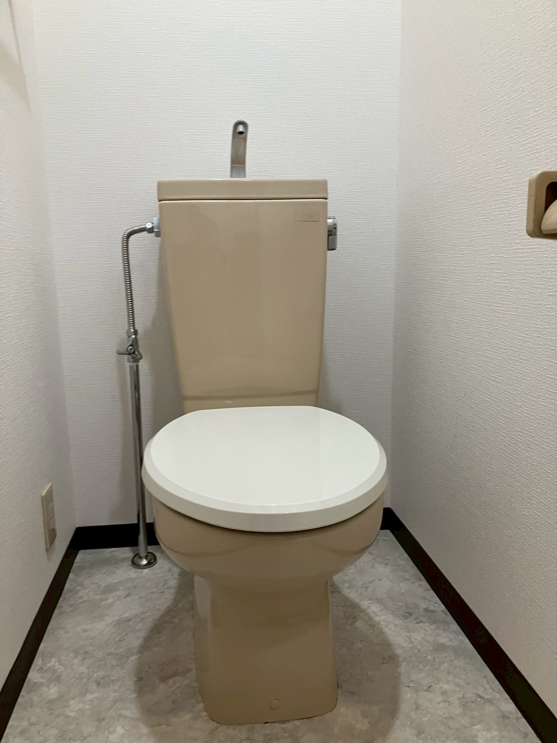 トイレ　同タイプの室内写真になります。