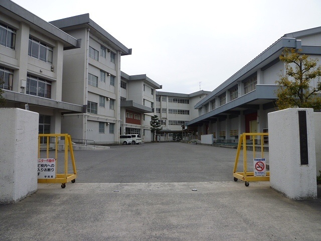 中学校　鈴鹿市立鼓ケ浦中学校（中学校）まで782m