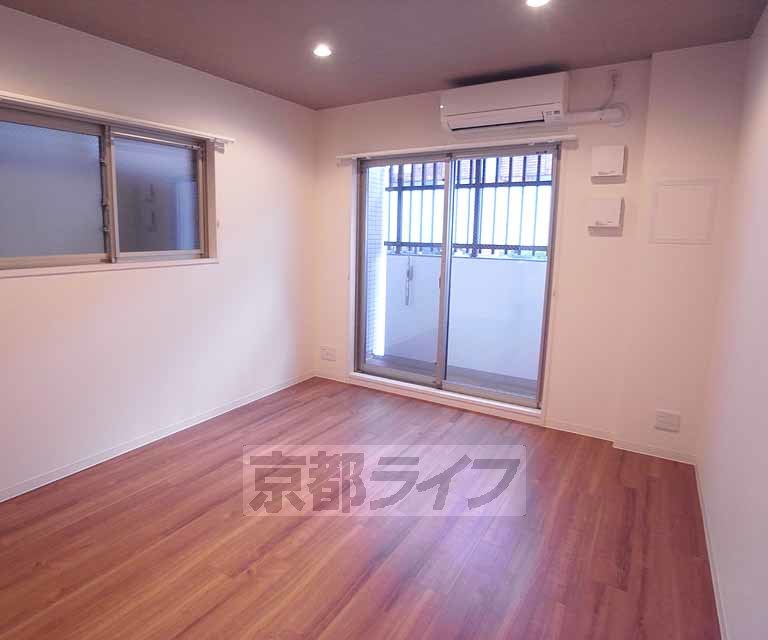 居室・リビング　２つ窓の綺麗なお部屋になります。