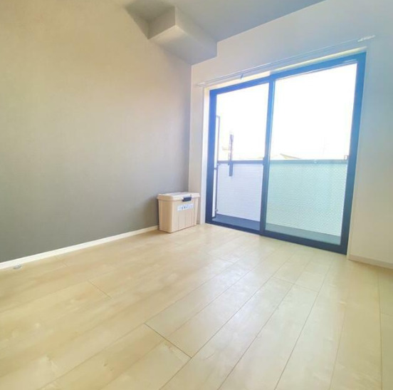 居室・リビング　大きな窓で明るいお部屋です。