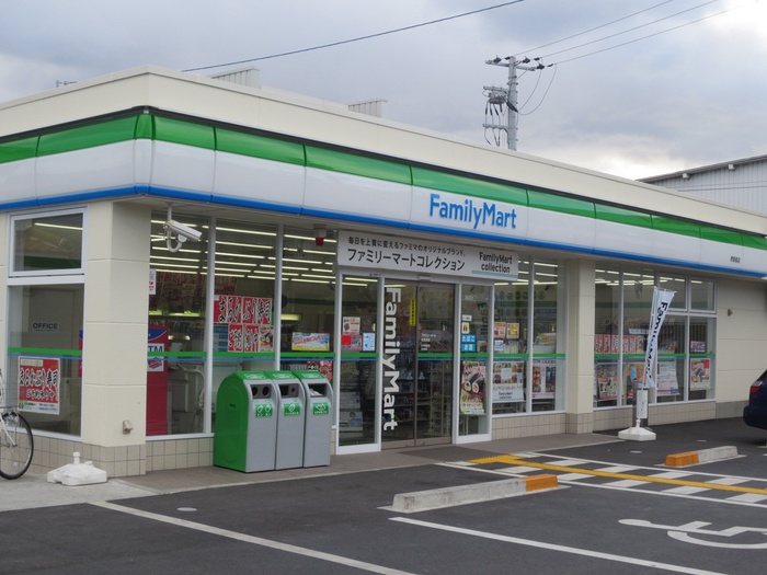 コンビニ　ファミリーマート（コンビニ）まで240m