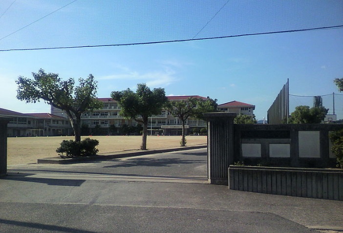 中学校　倉敷市立新田中学校（中学校）まで354m