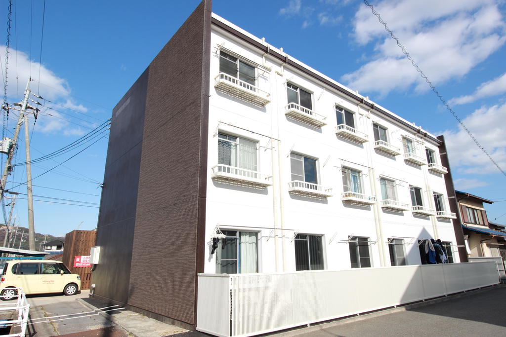 建物外観　お部屋ごとにクロス＆フローリングが違います♪