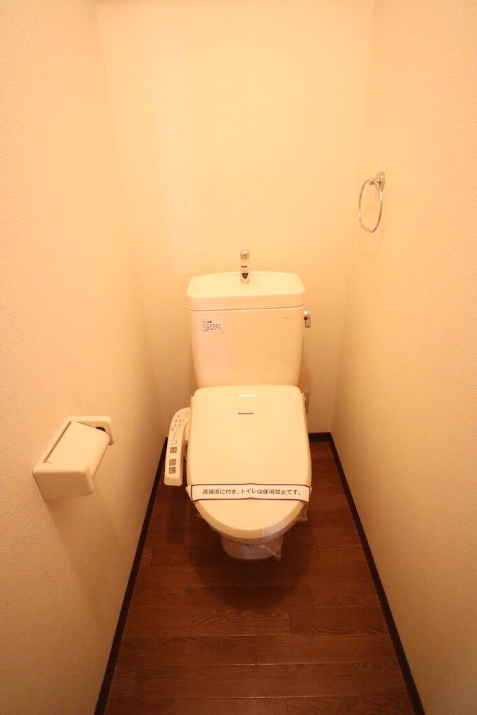 トイレ　温水洗浄便座付きで快適です