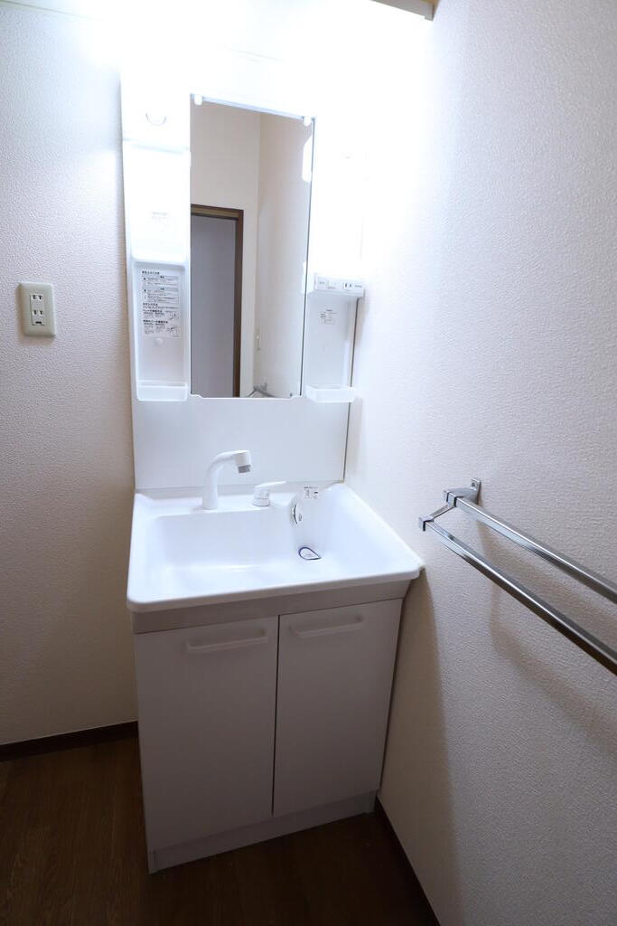 洗面設備　忙しい朝にも便利なシャワー付き洗面化粧台