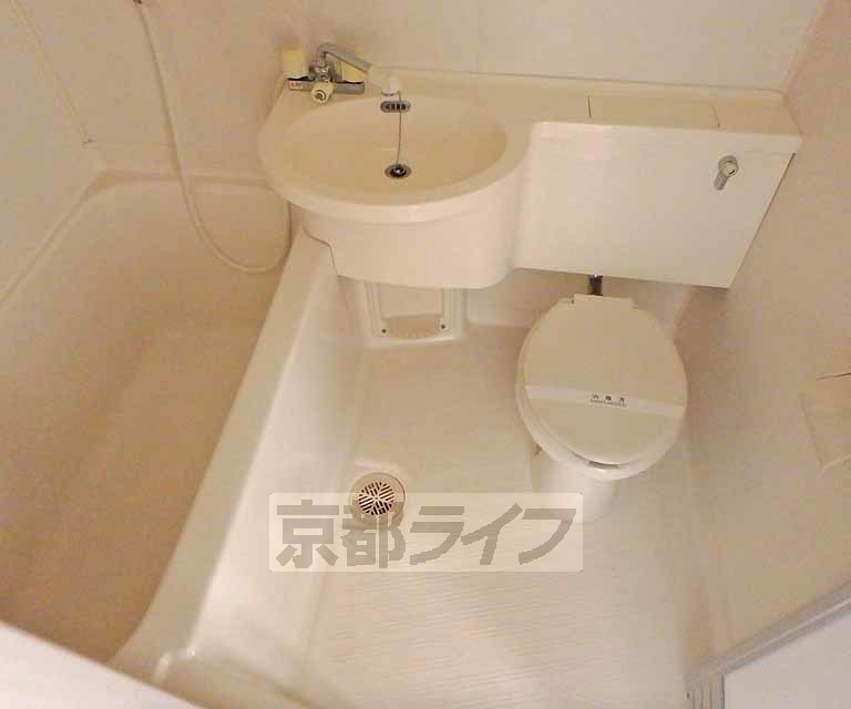 【アパートメント亀岡のバス・シャワールーム】