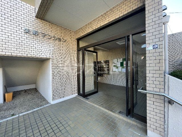 【名古屋市千種区茶屋が坂のマンションのエントランス】