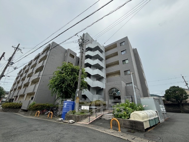 京都市山科区椥辻封シ川町のマンションの建物外観