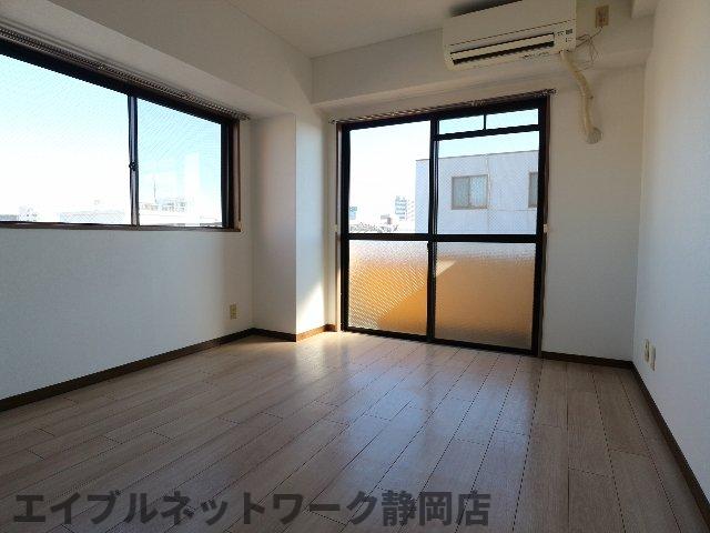 【静岡市葵区一番町のマンションの居室・リビング】