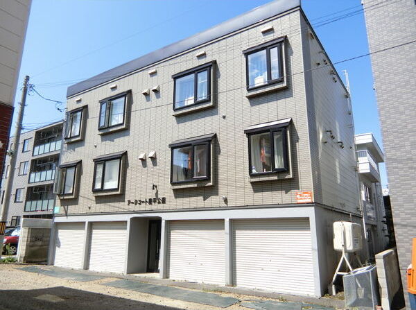 札幌市豊平区豊平五条のアパートの建物外観