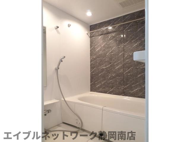 バス・シャワールーム　落ち着いた空間のお風呂です