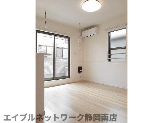 居室・リビング　こちらの居間で趣味の時間をお楽しみください
