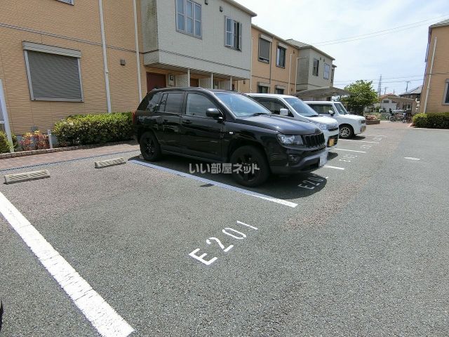 【MAST COURT 加古川南 E棟の駐車場】