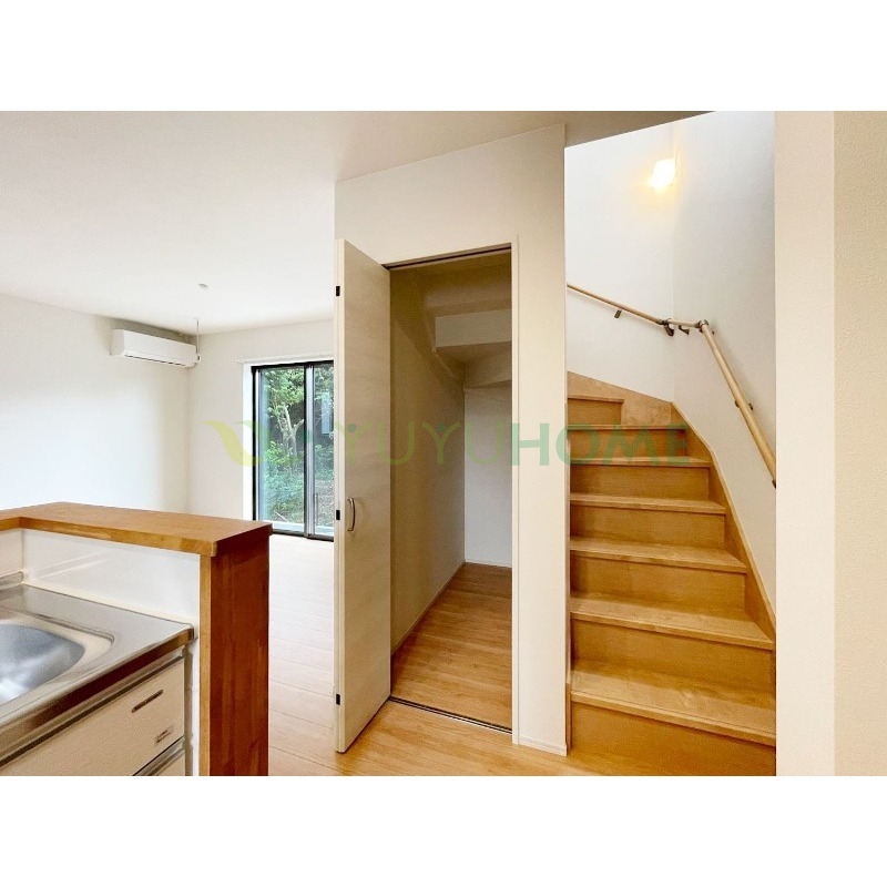 収納　階段横にある収納は普段使う掃除機などが置けます。