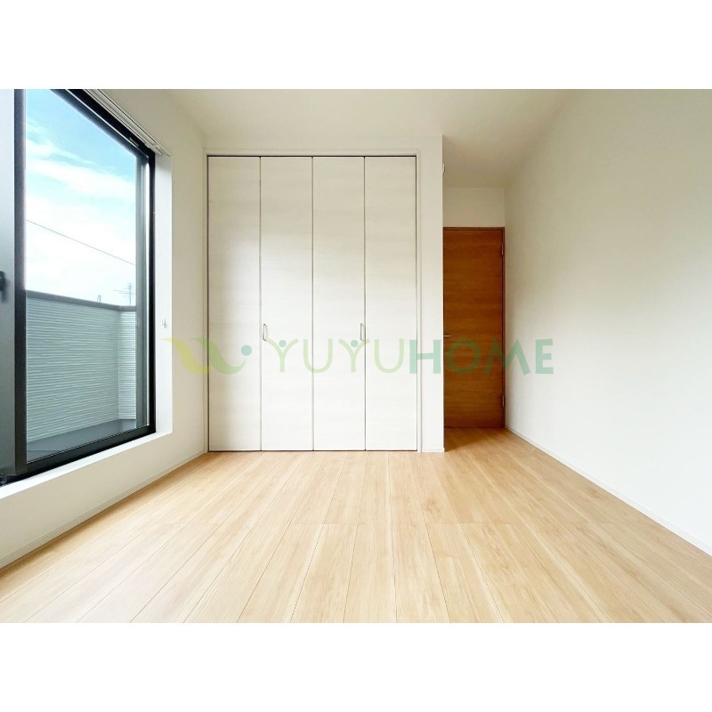 その他部屋・スペース　２階右側の部屋はバルコニーがついており日差しが差し込みます。