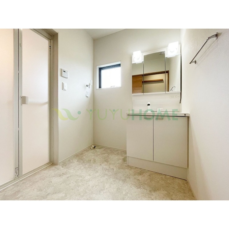 洗面設備　十分なスペースがあり、棚やキャビネットを設置できます。