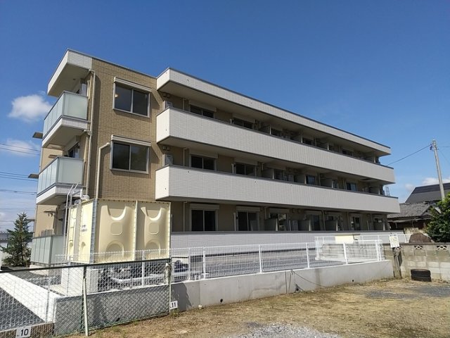 館林市西本町のアパートの建物外観