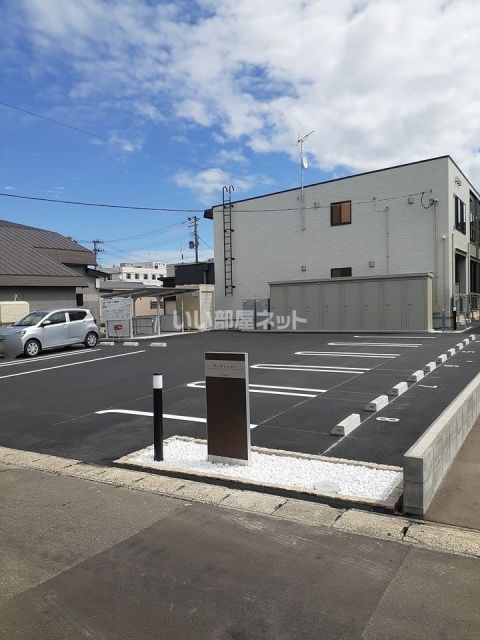 【青森市新田のアパートの駐車場】