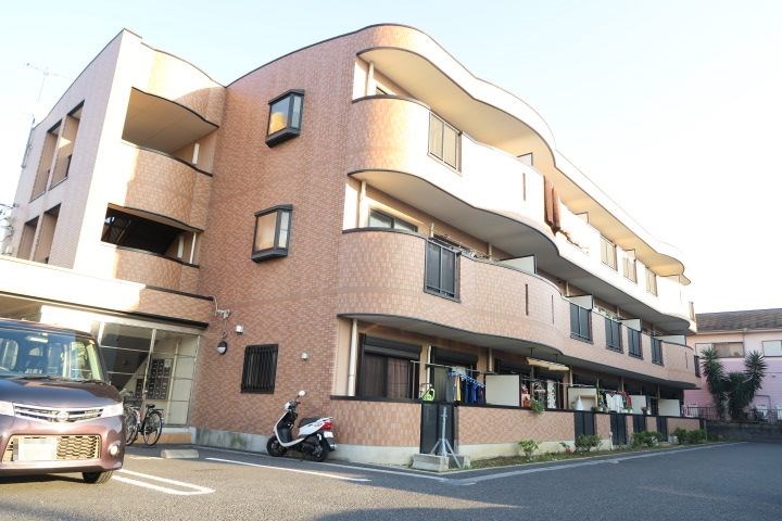 草加市瀬崎のマンションの建物外観