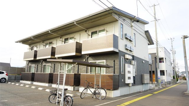 盛岡市下太田下川原築8年の建物外観