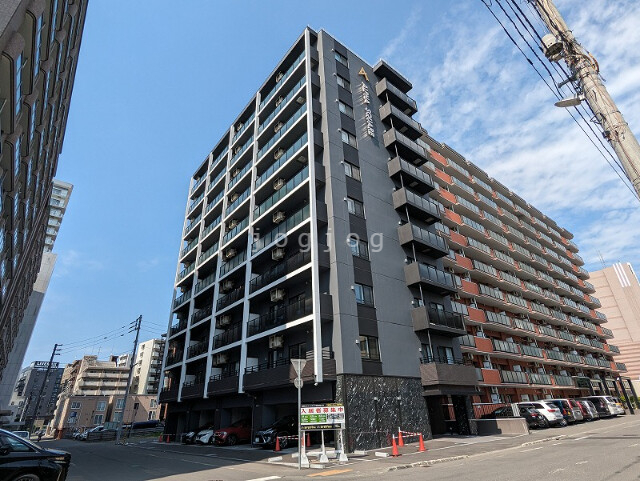 札幌市中央区南八条西のマンションの建物外観