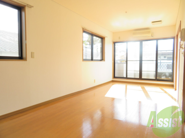 居室・リビング　リビングは日当たりも良くお部屋を明るく照らしてくれますね。