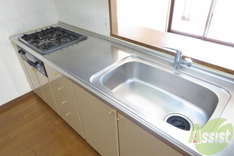 キッチン　三口のガスコンロがあるのは嬉しいですよね。