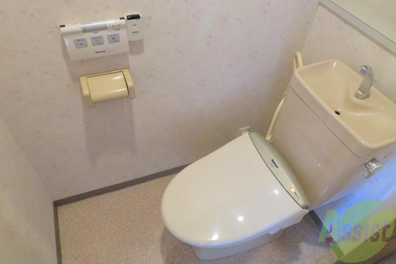 トイレ　ウォシュレットだけでなく、なんと自動で便座が上がるんです。