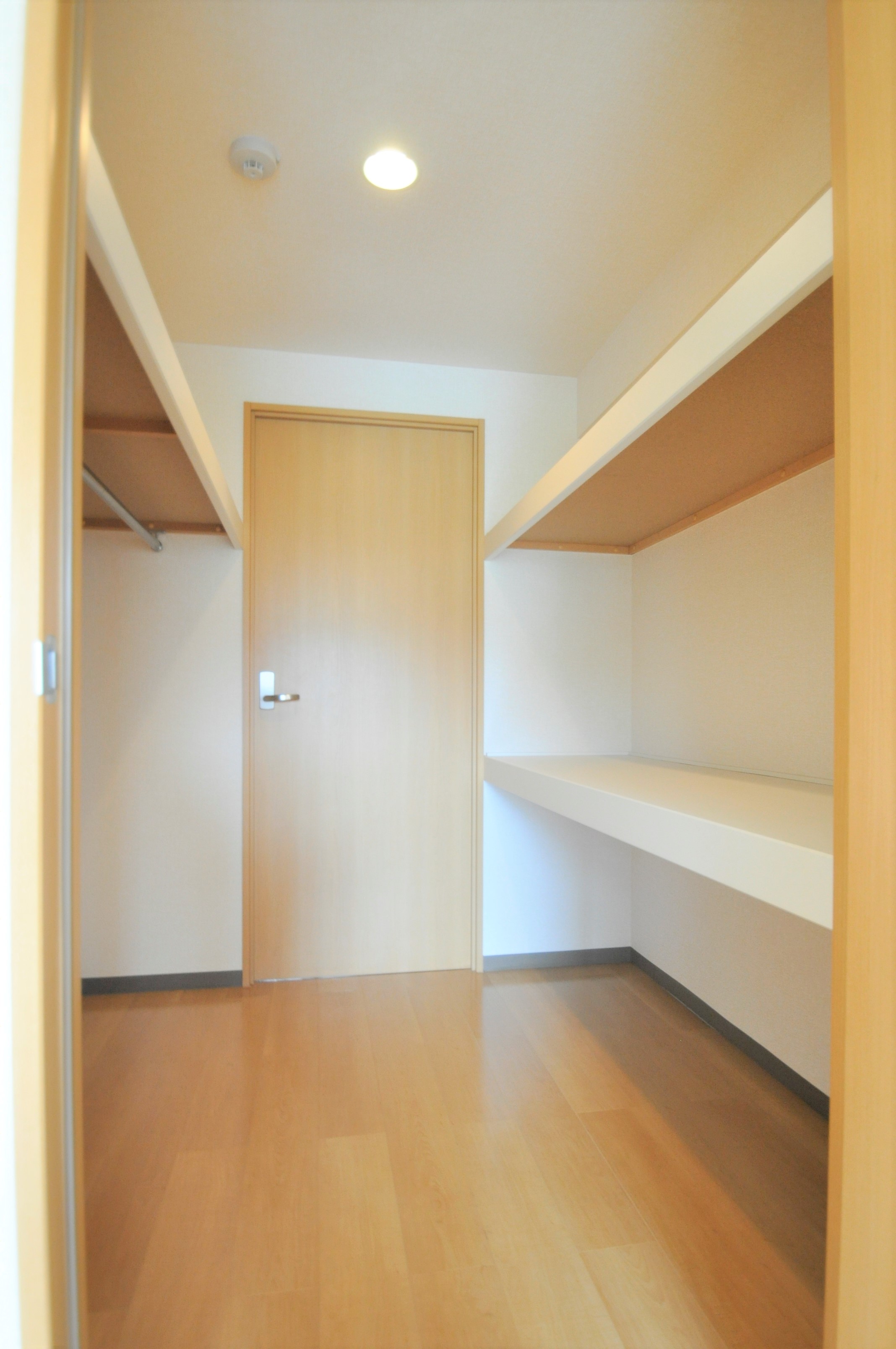 収納　ウォークスルークローゼット