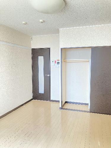 居室・リビング　1階はフローリング、2階は絨毯です