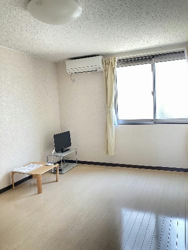 居室・リビング　1階はフローリング、2階は絨毯です