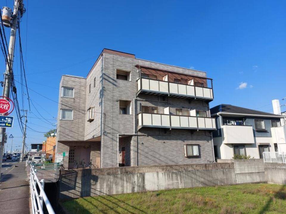 伊予郡砥部町高尾田のマンションの建物外観