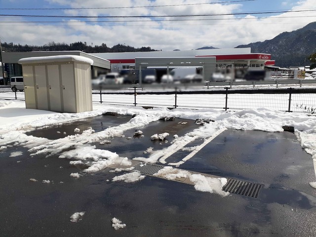 【鳥取市用瀬町鷹狩のアパートの駐車場】