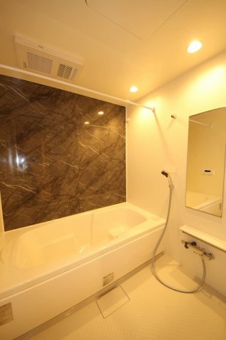 バス・シャワールーム　コンパクトで使いやすいお風呂です