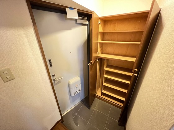 玄関　※別号室の写真となります