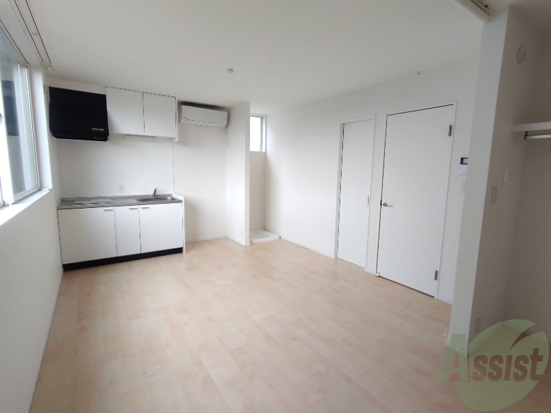 その他部屋・スペース　広くきれいなリビングは明るい光も良く差します。