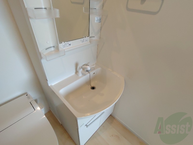 洗面設備　洗面台はシャワーノズルも付いて便利に活用できます