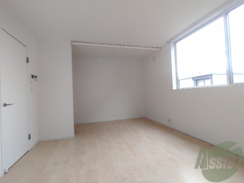 居室・リビング　綺麗で家具もたくさん置けそうなリビングです。