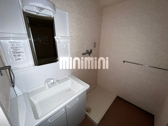 洗面設備　独立洗面台付きです