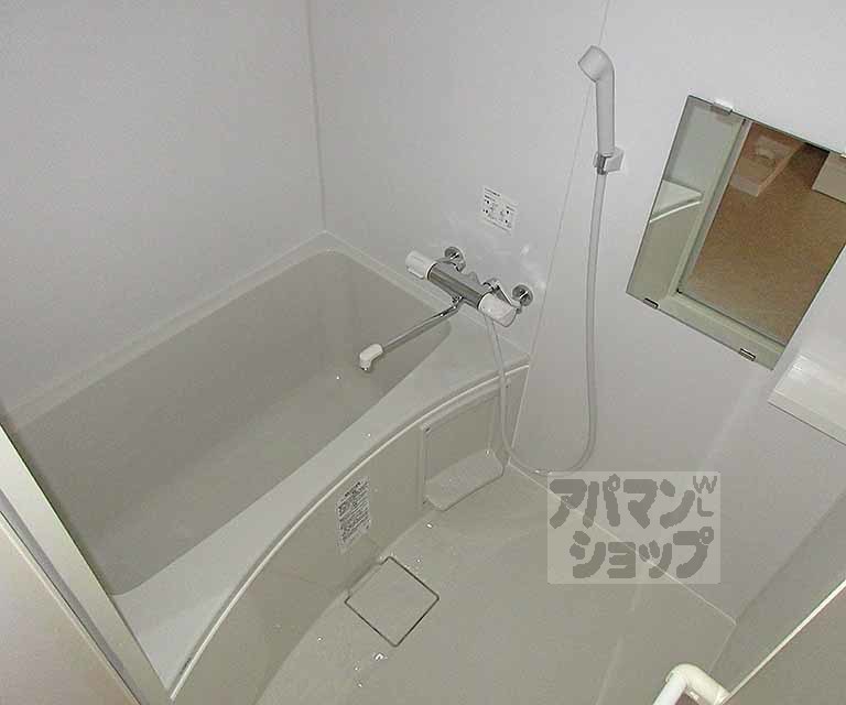 バス・シャワールーム　鏡付きバスルーム