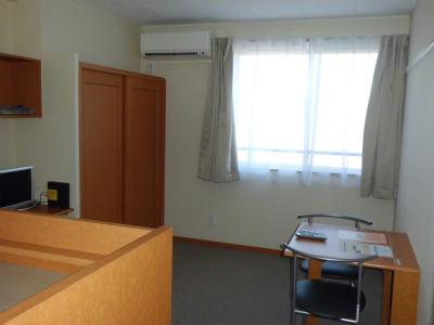 居室・リビング　カーペット敷きの居室。