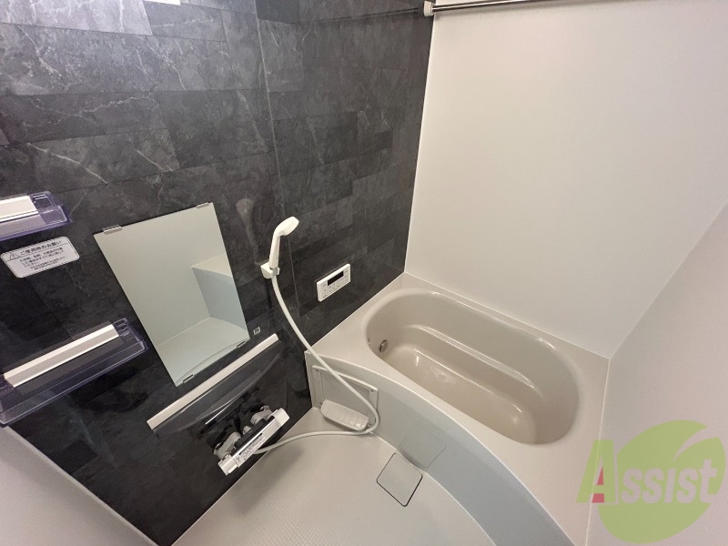 バス・シャワールーム　浴室は広めなのでゆったり落ち着けそうですね。