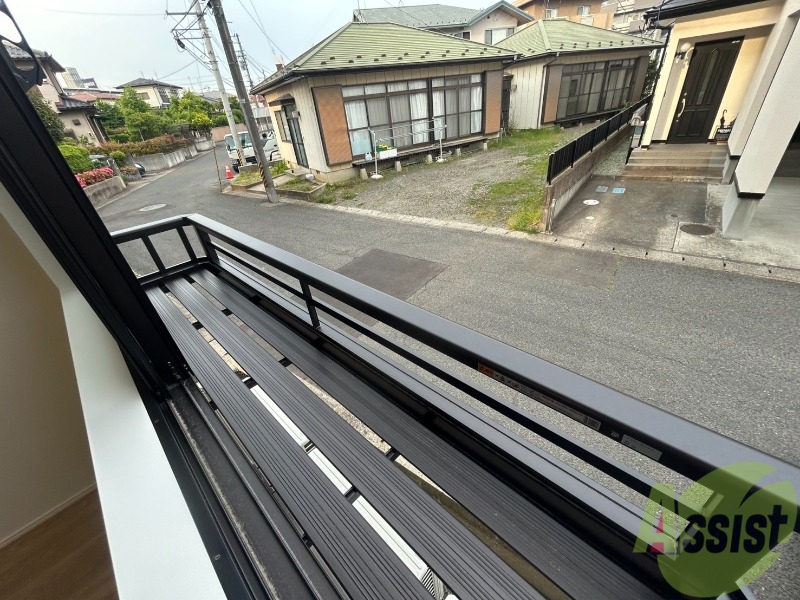 バルコニー　フラワーボックス、暖かい日差しが望めそうですね。
