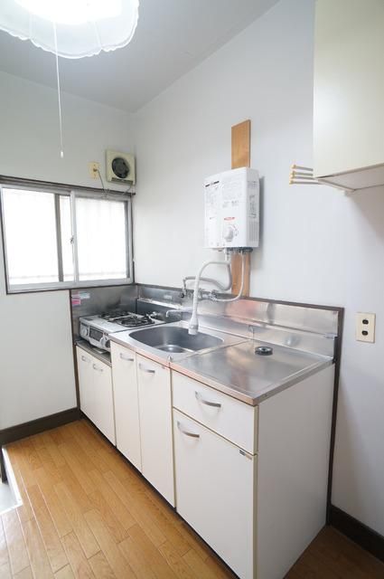 キッチン　自然光のはいる、換気もしやすい窓付きのキッチンです♪