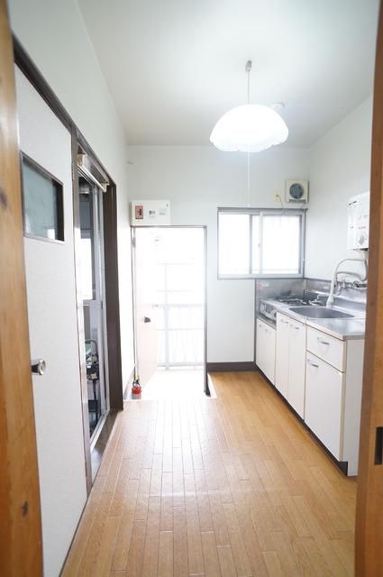 玄関　経済的な都市ガス使用のキッチンスペースです♪